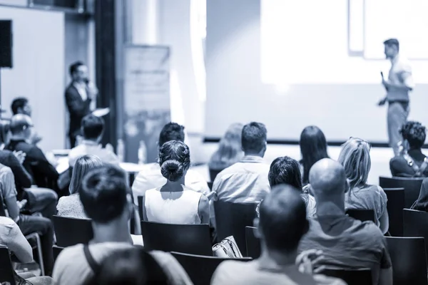 İş konuşmacısı iş konferansında konuşma yapacak..