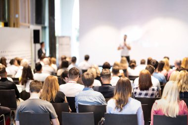 İş konuşmacısı iş konferansında konuşma yapacak..