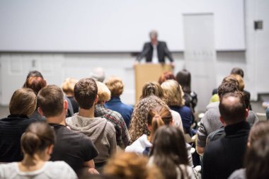 İş konuşmacısı iş konferansında konuşma yapacak..