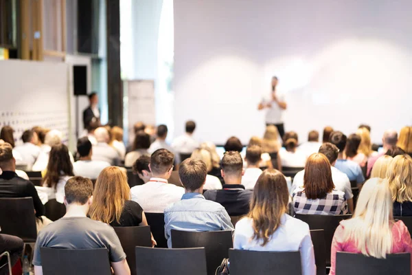 İş konuşmacısı iş konferansında konuşma yapacak..