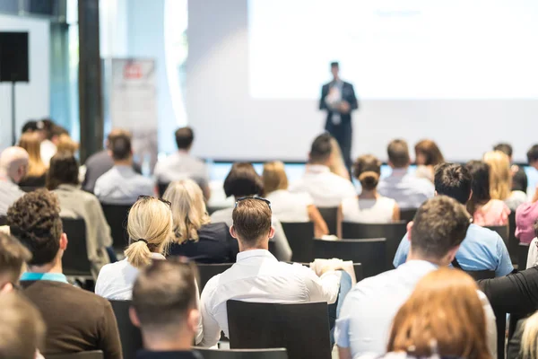 Företagare håller föredrag vid företagskonferensens evenemang. — Stockfoto