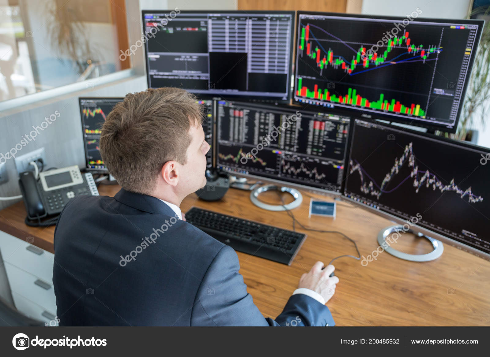 Trdading 办公室看电脑屏幕的股票交易员. ——图库图片© kasto #200485932