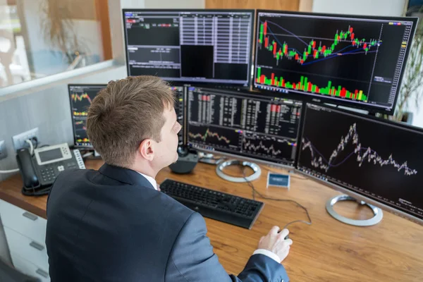 Stock trader looking at computer screens in trdading office. — Stock Photo, Image