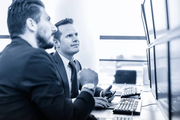 Des hommes d'affaires prospères au bureau de commerce. Succès des entreprises . — Photo