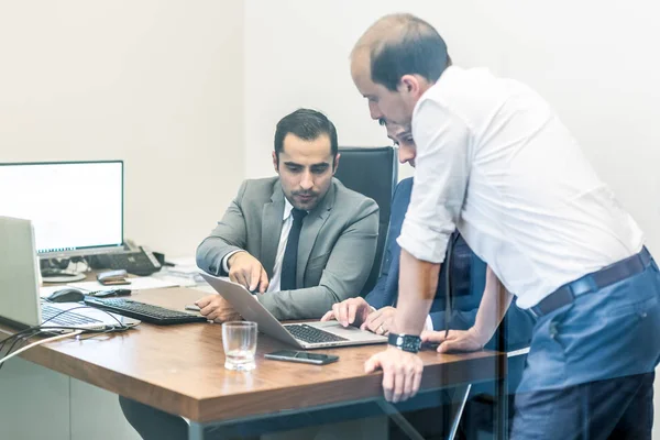 Tim bisnis perusahaan yang bekerja di kantor modern . — Stok Foto