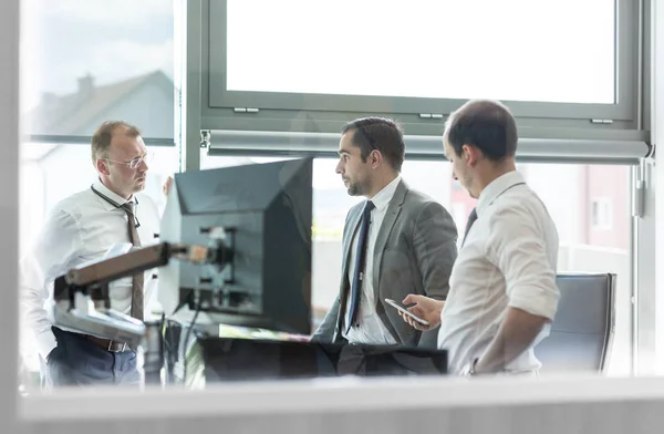 Entreprises d'entreprisevapeur de travail dans un bureau moderne. — Photo