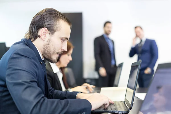 Les gens d'affaires dans le bureau d'entreprise moderne . — Photo