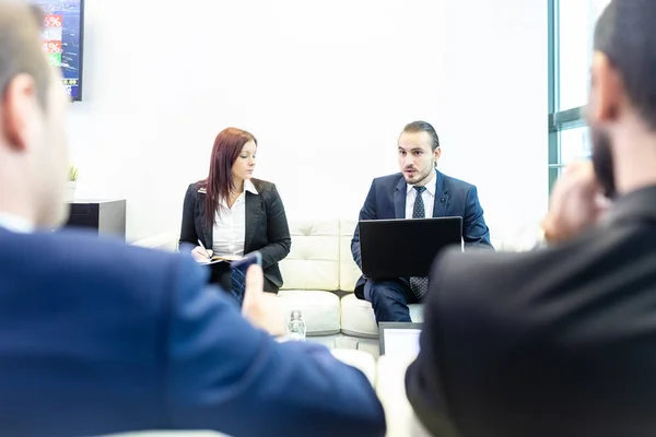 近代的な企業のオフィスでの作業会議で座っているビジネス人々. — ストック写真