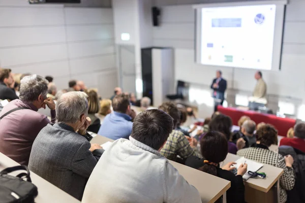 Relatore d'affari che tiene un discorso all'evento della conferenza d'affari. — Foto Stock