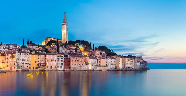 Colorido atardecer de la ciudad de Rovinj, puerto pesquero croata en la costa oeste de la península de Istria . — Foto de Stock