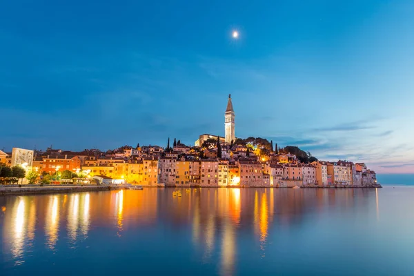 Farbenfroher Sonnenuntergang der Stadt Rovinj, kroatischer Fischerhafen an der Westküste der istrischen Halbinsel. — Stockfoto