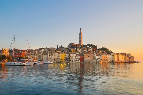 Farbenfroher Sonnenuntergang der Stadt Rovinj, kroatischer Fischerhafen an der Westküste der istrischen Halbinsel. — Stockfoto