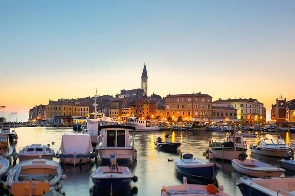 Colorful sunset of Rovinj town, Croatian fishing port on the west coast of the Istrian peninsula. — Stock Photo, Image