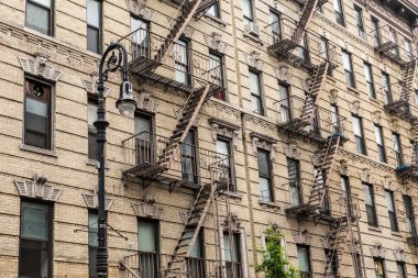 new York'ta bir apartman binası yangın çıkışı