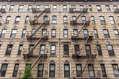 new York'ta bir apartman binası yangın çıkışı