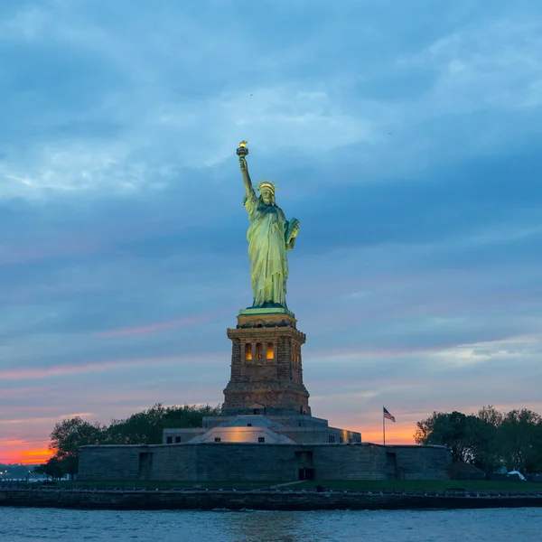 Freiheitsstatue in der Abenddämmerung, New York City, USA — Stockfoto