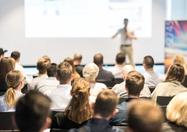 Wirtschaftssprecher hält einen Vortrag auf einer Konferenz. — Stockfoto