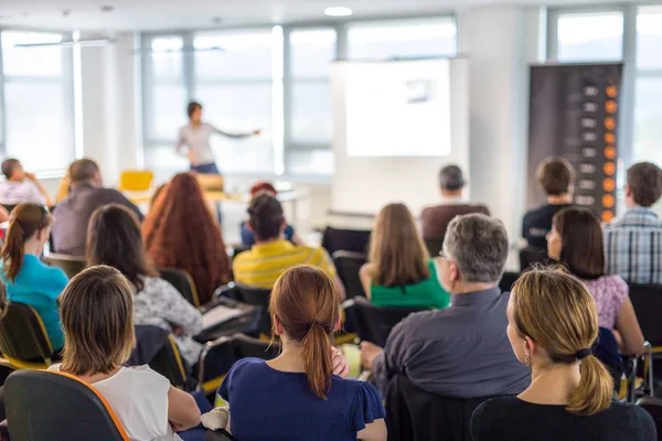 Palestrante dando apresentação em conferência de negócios. — Fotografia de Stock