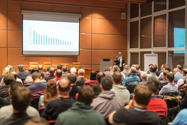 Business speaker geeft een lezing op business conference event. — Stockfoto