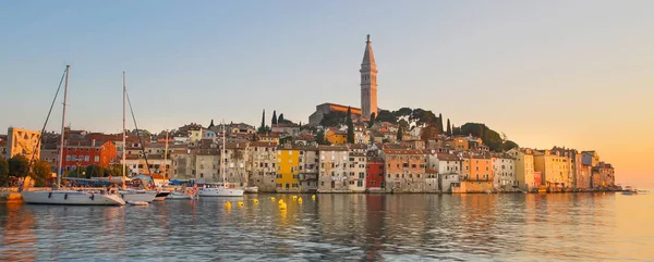 Colorful sunset of Rovinj town, Croatian fishing port on the west coast of the Istrian peninsula. — Stock Photo, Image