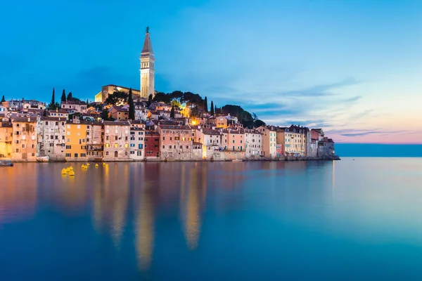 五彩缤纷的日落罗维尼镇 克罗地亚渔港在西海岸的 Istrian 亚得里亚海的七彩傍晚海景 旅游理念 — 图库照片