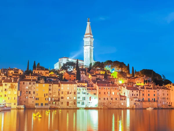 Pôr-do-sol colorido da cidade de Rovinj, porto de pesca croata na costa oeste da península da Ístria . — Fotografia de Stock