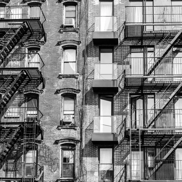 在纽约城一栋公寓楼的火警逃生 — 图库照片