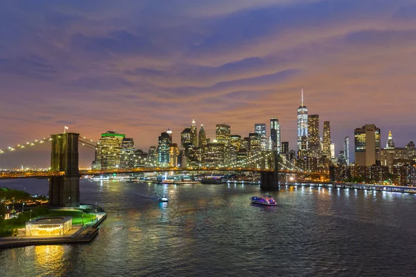 Brooklyn Bridge e Lower Manhattan skyline à noite, Nova Iorque, EUA . — Fotografia de Stock