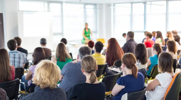 Conférencier donnant une présentation sur conférence d'affaires. — Photo