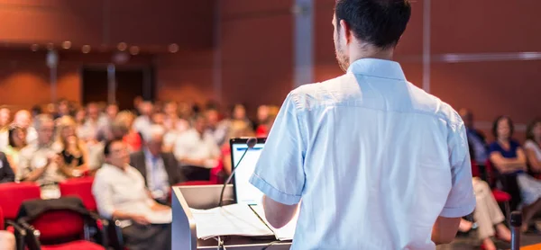 Ponente público dando charla en evento de negocios. —  Fotos de Stock