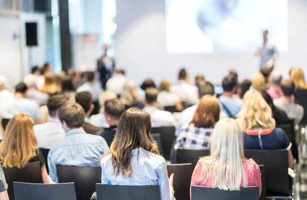 Wirtschaftssprecher hält einen Vortrag auf einer Konferenz. — Stockfoto