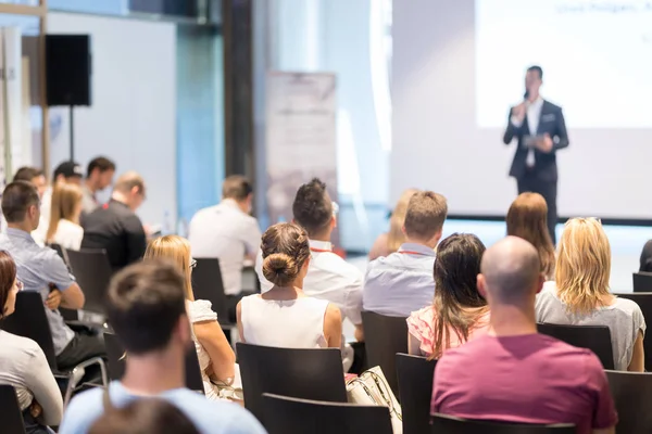 Företagare håller föredrag vid företagskonferensens evenemang. — Stockfoto