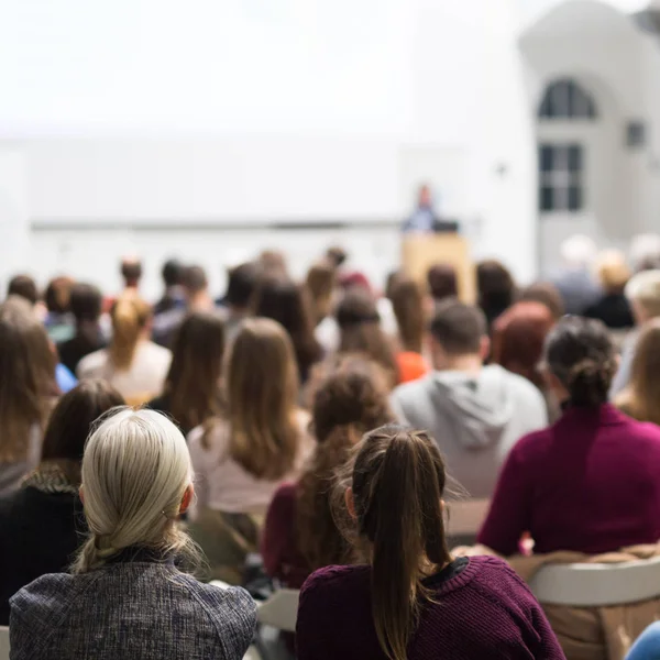 Vrouw geeft presentatie in collegezaal op de universiteit. — Stockfoto