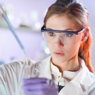 Bilim laboratuarında çalışan genç bir bilim adamı..