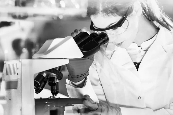 Kvinnliga vård forskare arbetar i vetenskapliga laboratorier. — Stockfoto