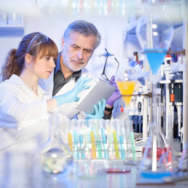 Profesionales de la salud investigando en laboratorio científico. — Foto de Stock