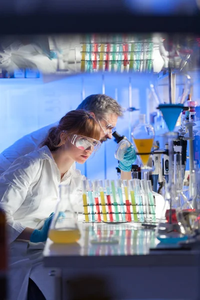 Beroepsbeoefenaren in de gezondheidszorg die onderzoek doen in een wetenschappelijk laboratorium. — Stockfoto