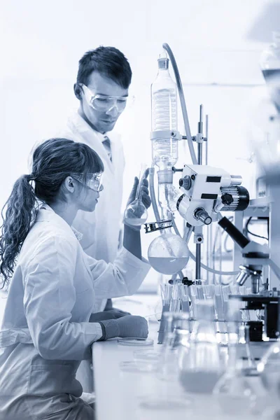 Giovani chimici che ricercano nel laboratorio di scienze biologiche. — Foto Stock