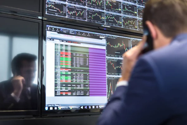 Aktienhändler blickt auf Marktdaten auf Computerbildschirmen. — Stockfoto