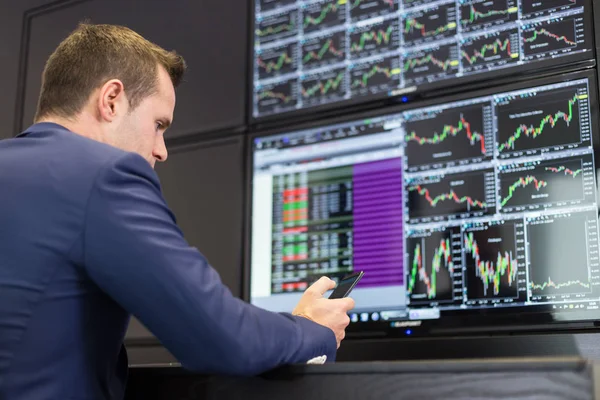 Stock trader guardando i dati di mercato sugli schermi del computer . — Foto Stock