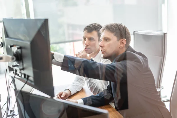 Business team che analizza i dati alla riunione di lavoro. — Foto Stock