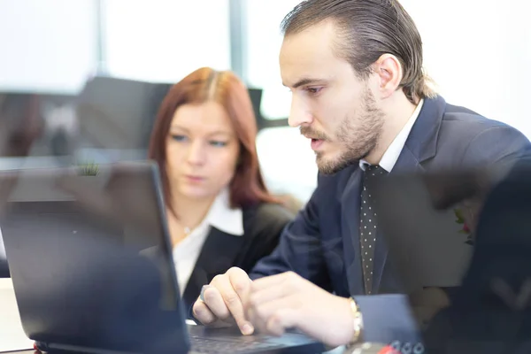 Empresários no escritório moderno. — Fotografia de Stock