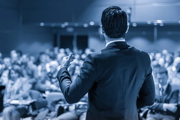 Orador público dando palestra no evento de negócios. — Fotografia de Stock