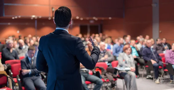 Orador público dando palestra no evento de negócios. — Fotografia de Stock