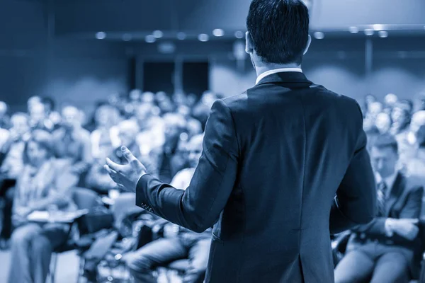 Orador público dando palestra no evento de negócios. — Fotografia de Stock