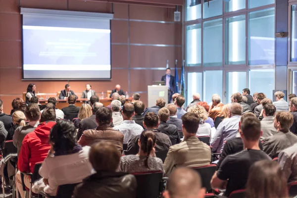 İş konferansında yuvarlak masa tartışması.