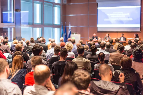 Publiken i föreläsningssalen deltar på företagskonferens. — Stockfoto