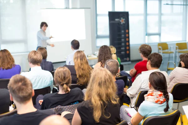 Spreker geeft presentatie over zakelijke conferentie. — Stockfoto