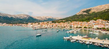 Hava panoramik Baska Town, popüler turistik destinasyon Island Krk, Hırvatistan, Avrupa