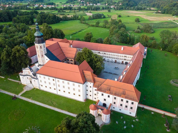 Letecký pohled na cisterciácký klášter Kostanjevica na Krki, útulně jmenován hradem Kostanjevica, Slovinsko, Evropa — Stock fotografie